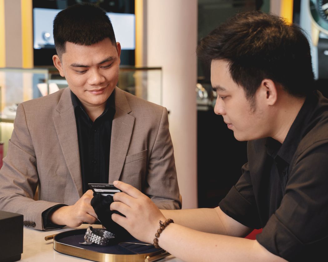 Nhân viên tại Đồng Hồ Hải Triều luôn nhiệt tình chào đón khách hàng và sẵn sàng tư vấn mẫu đồng hồ Citizen nam