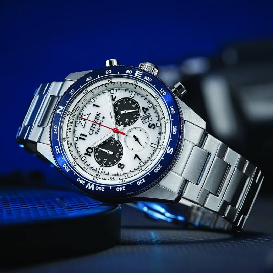 Mặt sau bộ máy Eco-drive năng lượng ánh sáng trên chiếc Citizen CA4554-84H