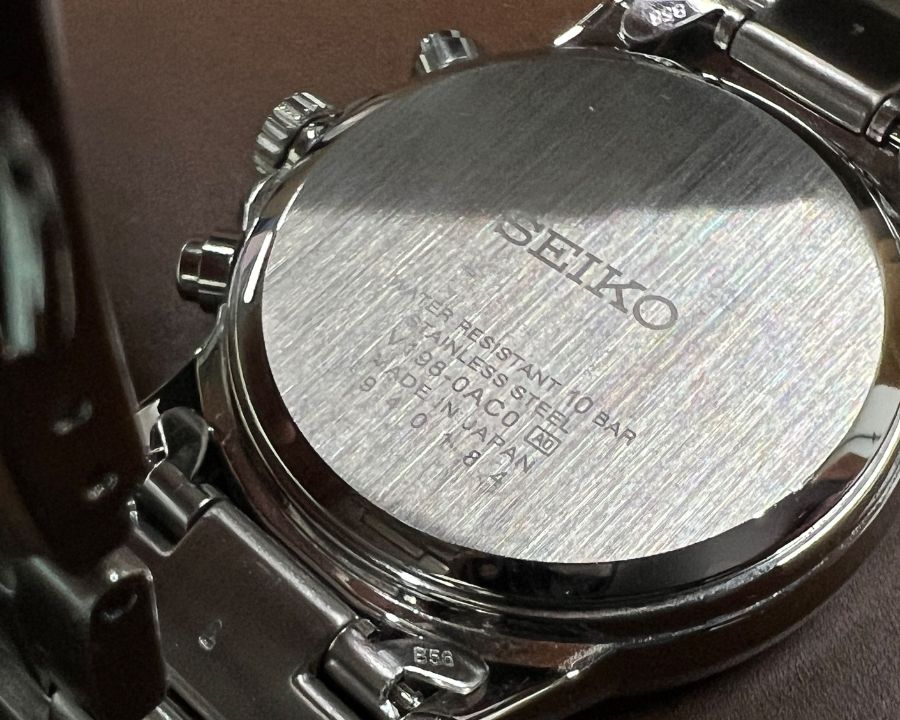Case back bộ máy Solar V198 cùng mã vỏ code 0AC0, ký hiệu Made In Japan cùng Seri 940184 và logo Seiko sắc nét