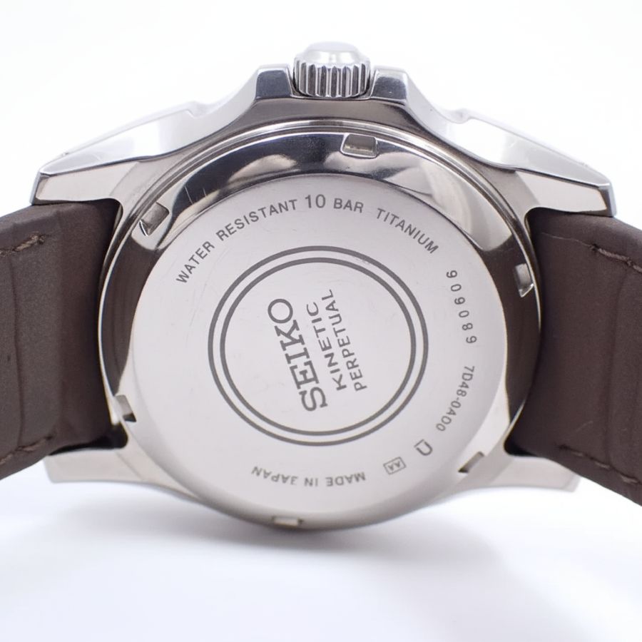 Mặt sau cổ máy Kinetic Caliber 7D48, case code 0AD0, logo Seiko Kinetic Perpetual sắc nét
