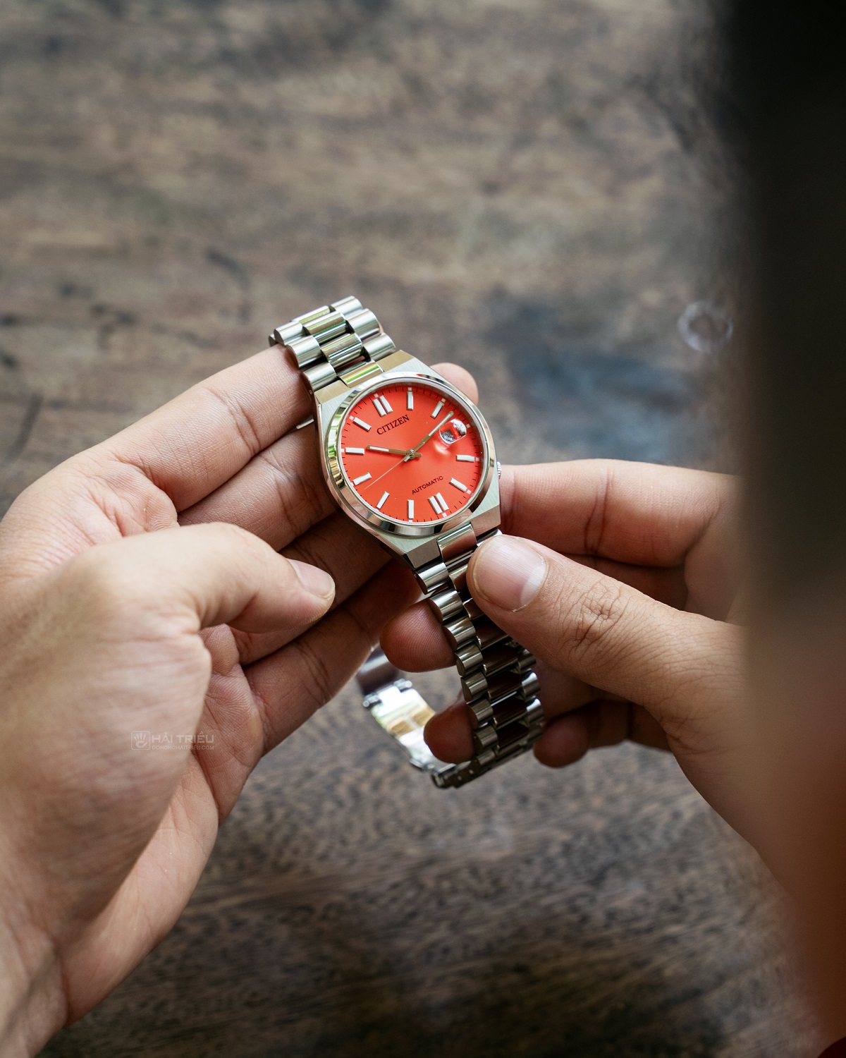 Citizen Tsuyosa x Pantone 2023 (phiên bản giới hạn) sử dụng máy Cal 8210 trữ cót 45 giờ