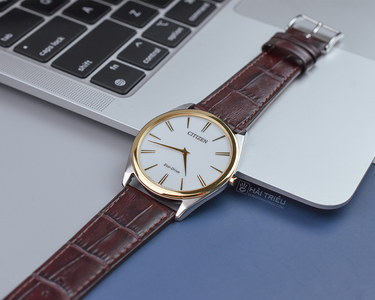Phiên bản Citizen Eco-Drive dây da bê dập vân cá sấu thanh lịch bên góc làm việc công sở.