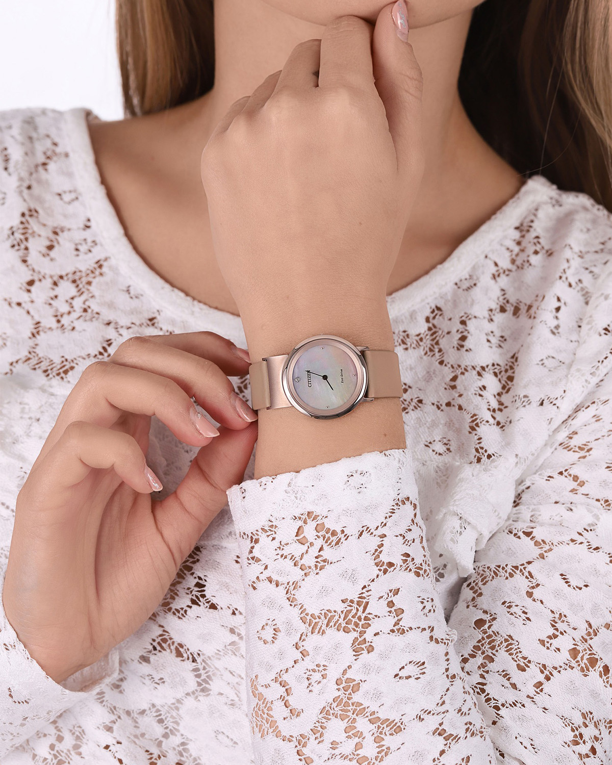 Mẫu đồng hồ Citizen Eco-Drive dây da nữ màu hồng be pastel.