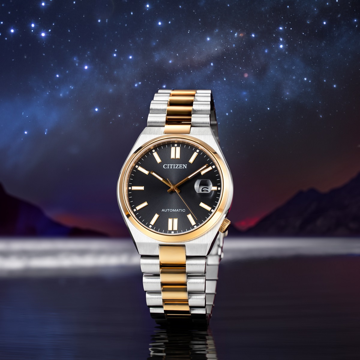 Chiếc Citizen Tsuyosa NJ0154-80H mạ vàng ở niềng và dải giữa khiến tạo sự nổi bật