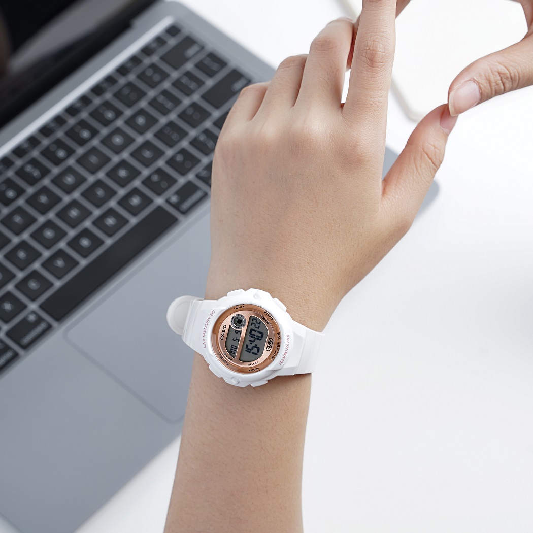 Đồng hồ Casio nữ màu trắng