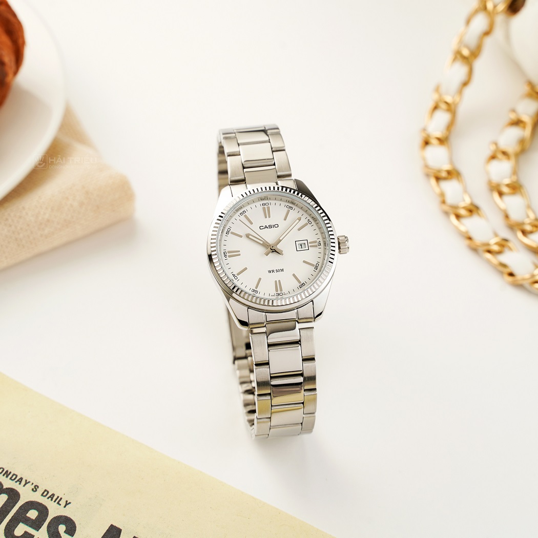 Đồng hồ Casio nữ màu trắng