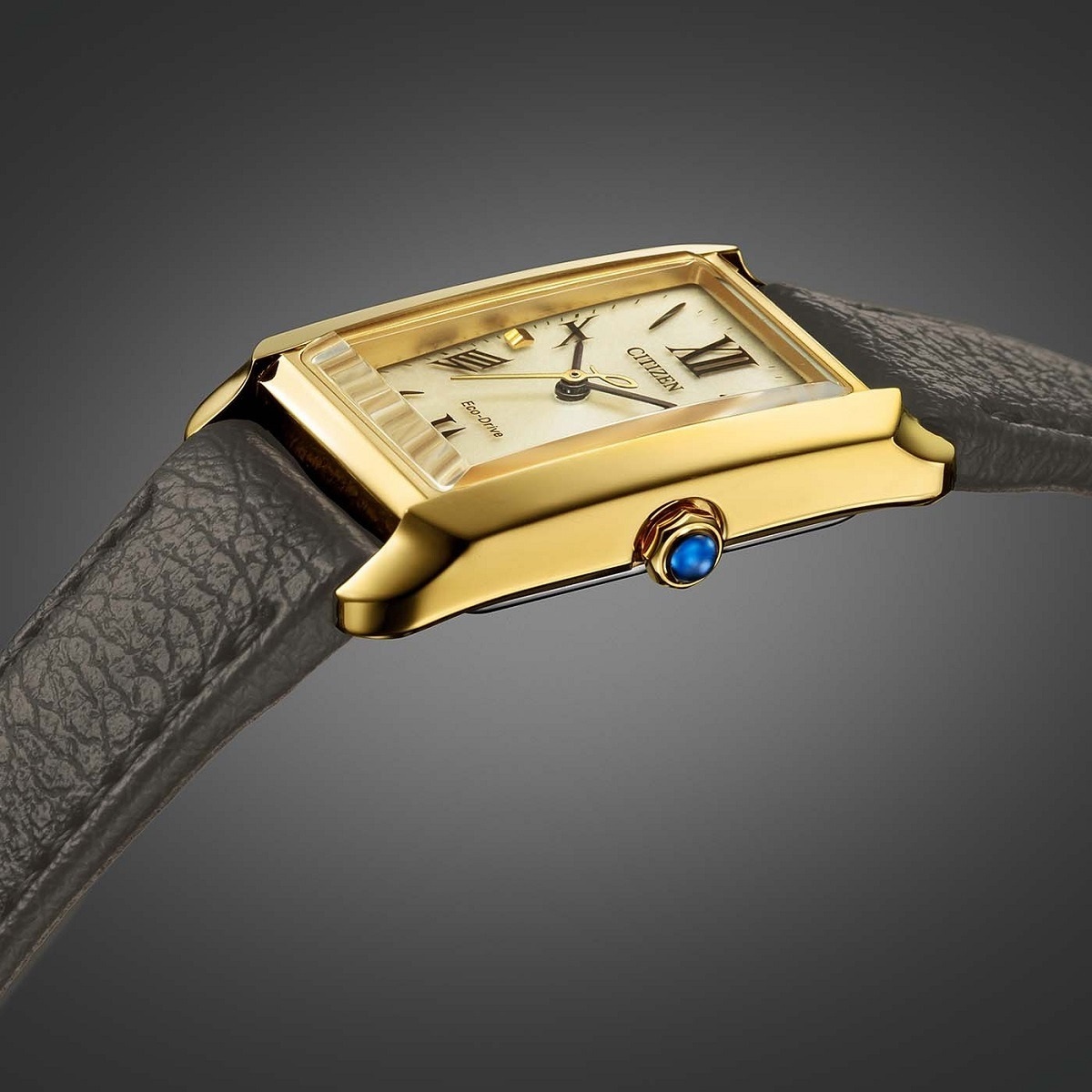 Từ góc nghiêng, bạn có thể thấy Citizen L Square vát kính sapphire khá độc đáo