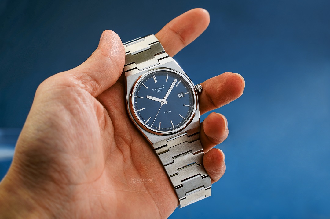 Phiên bản Tissot PRX 35mm Quartz có thiết kế nằm gọn khi trên cổ tay