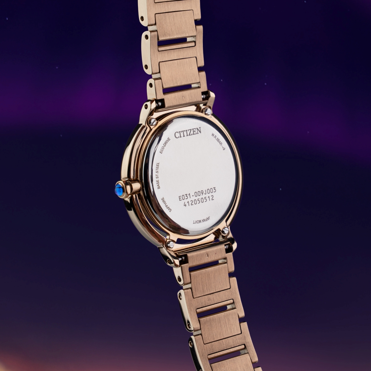 Mặt sau của đồng hồ Citizen nữ mặt tròn chính hãng có đầy đủ thông tin về bộ máy.