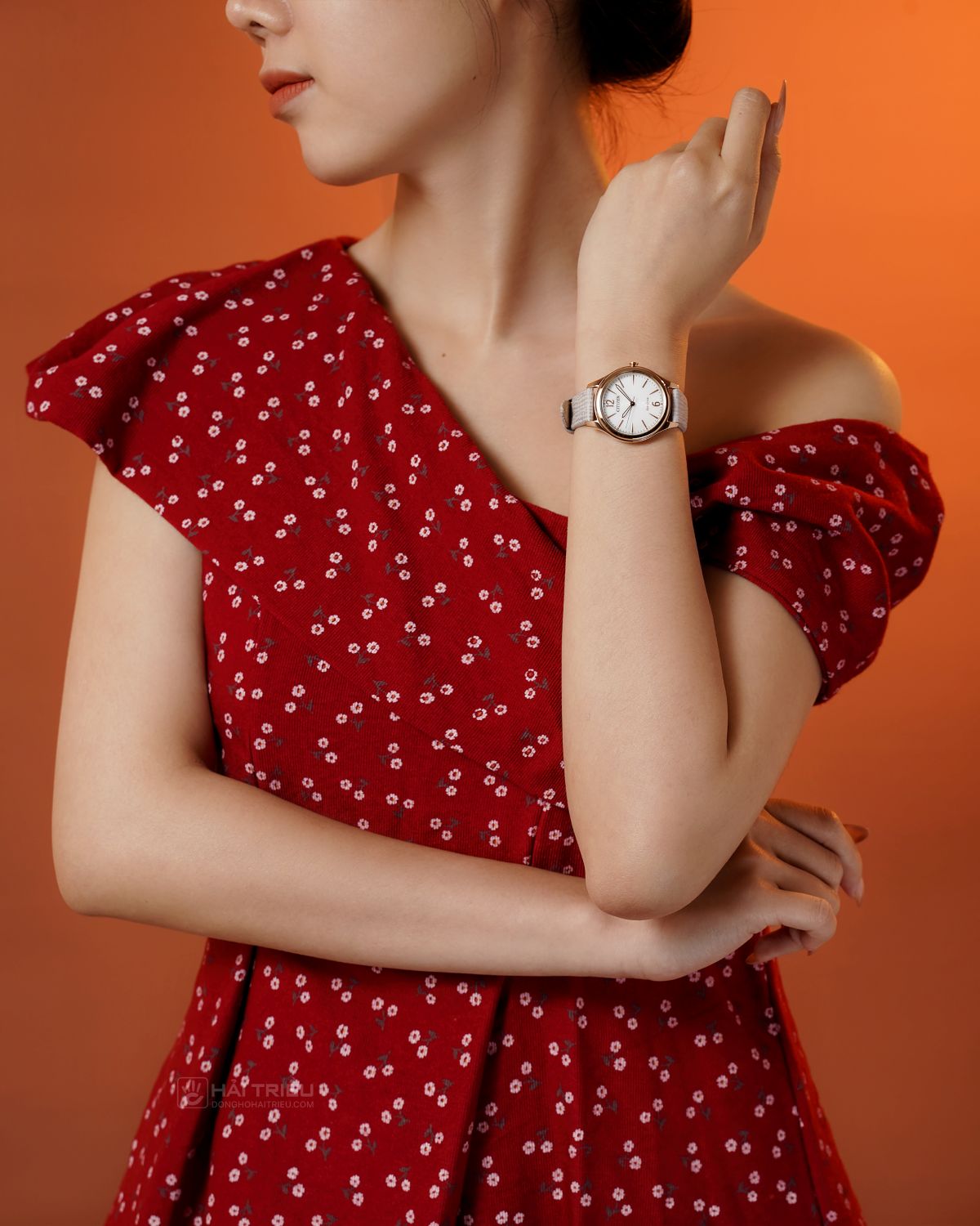 Citizen EM0509-10A - Dây da bê dập vân đốm quý phái.