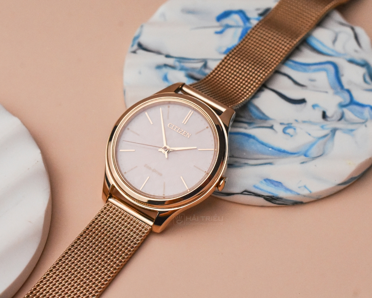 Citizen EM0503-83X mặt kính cứng.