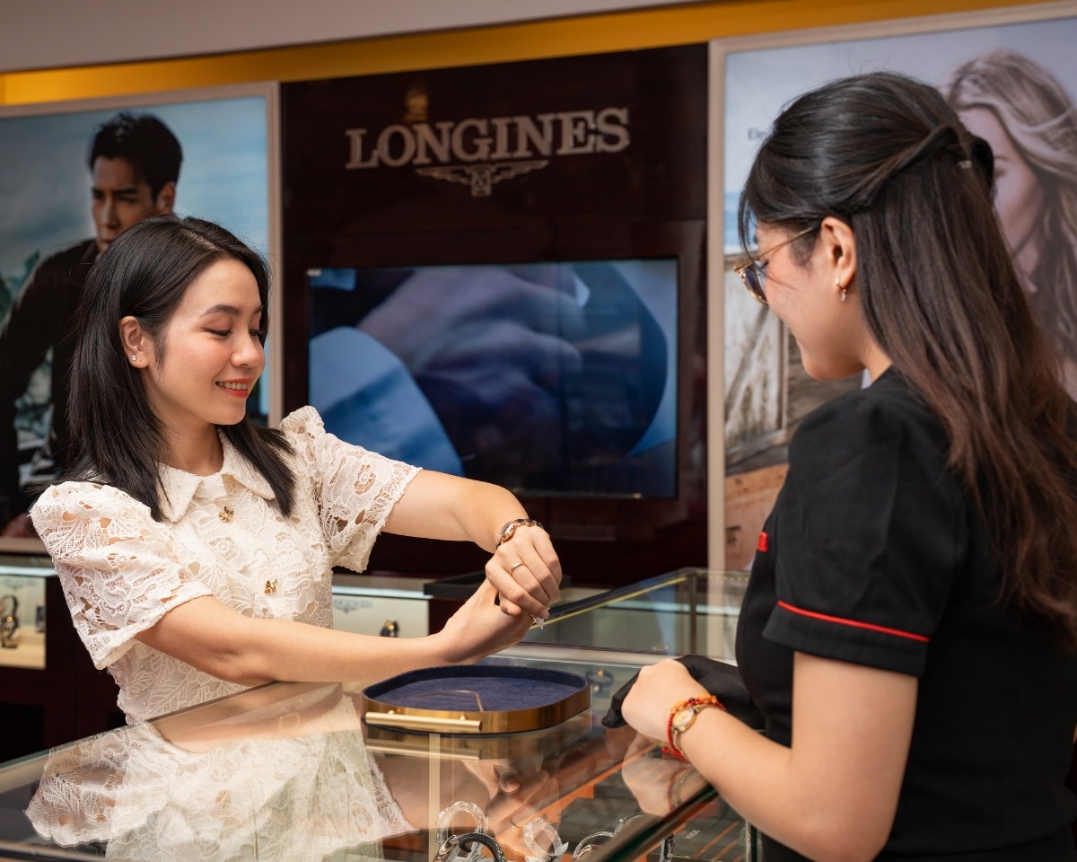 Chị Lan - Trưởng phòng Marketing cảm thấy hài lòng với chiếc đồng hồ Citizen nữ mặt tròn.
