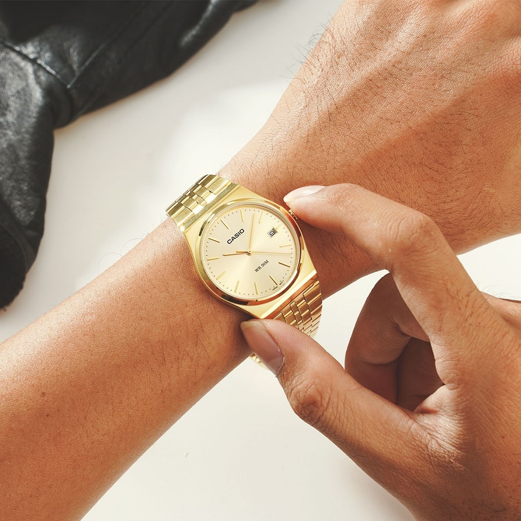 Trên tay là mẫu đồng hồ Casio màu vàng Gold 