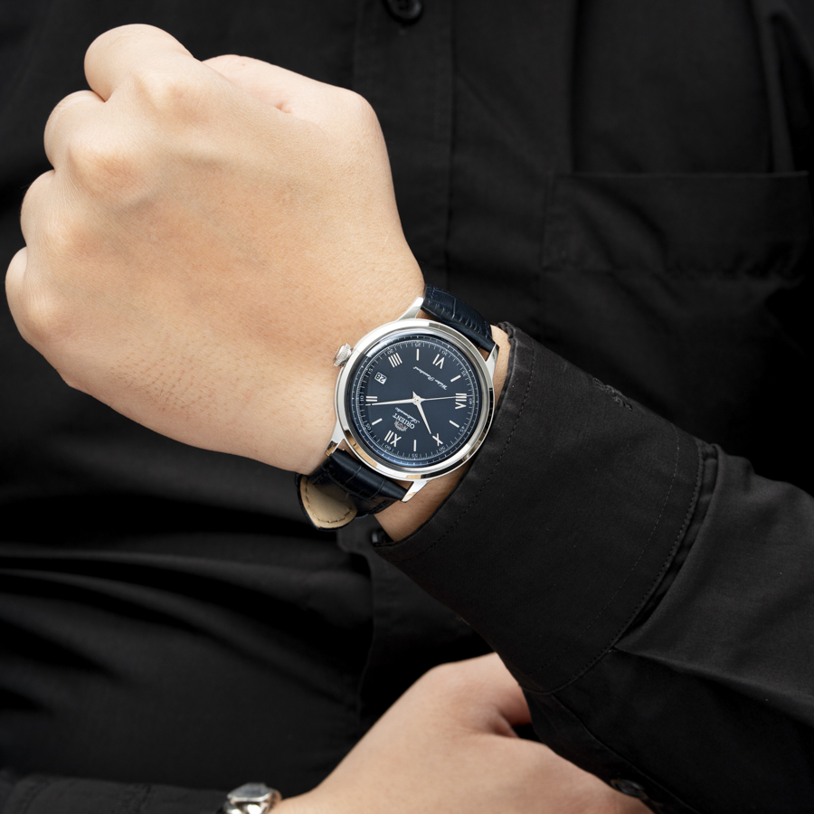 Đồng hồ Orient Bambino đeo lên tay