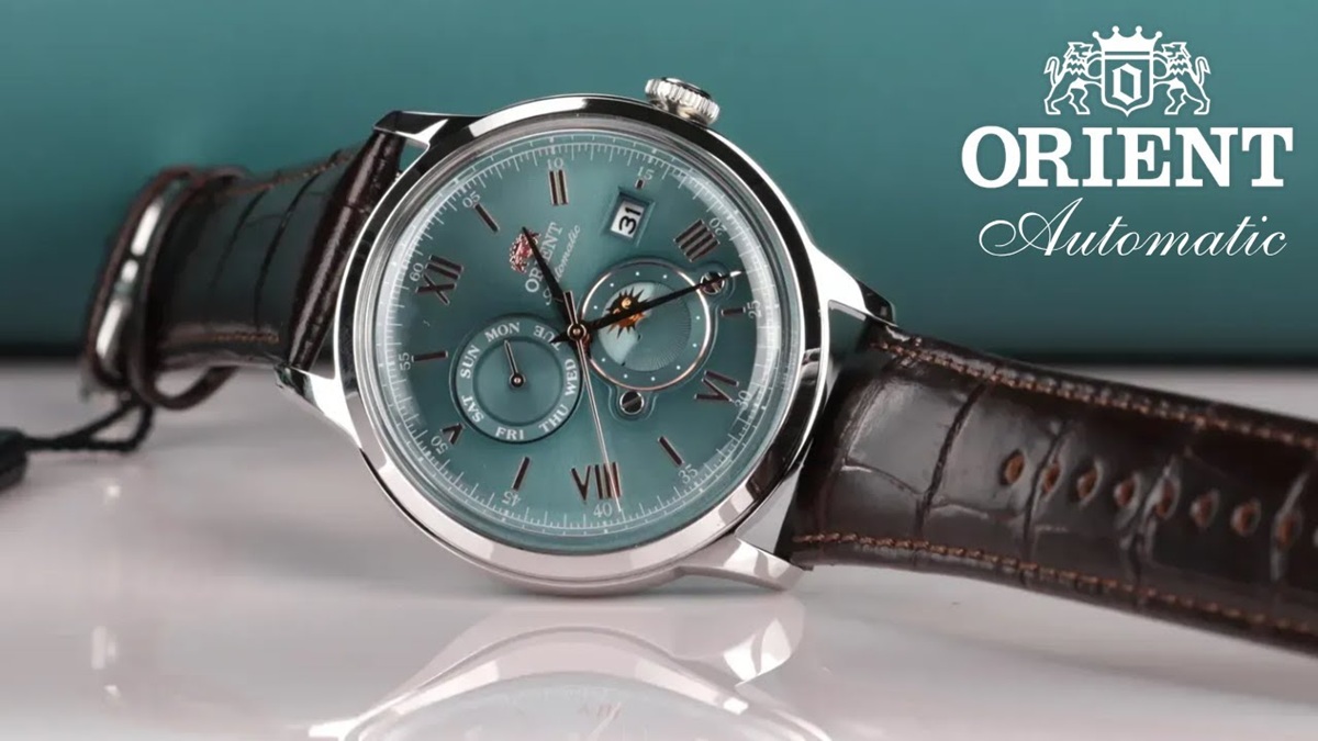 đồng hồ Orient Bambino Sun&Moon RA-AK0805E30B góc cạnh