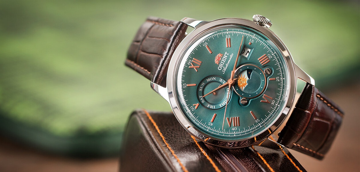 đồng hồ Orient Bambino Sun&Moon RA-AK0805E30B trên cặp da