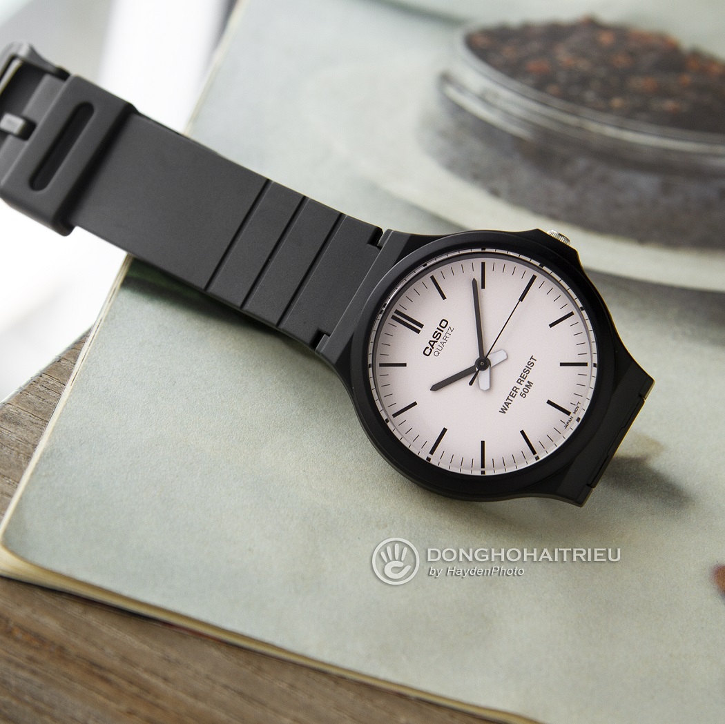 Đồng hồ Casio cho học sinh nam mẫu dây nhựa, mặt số trắng dễ quan sát