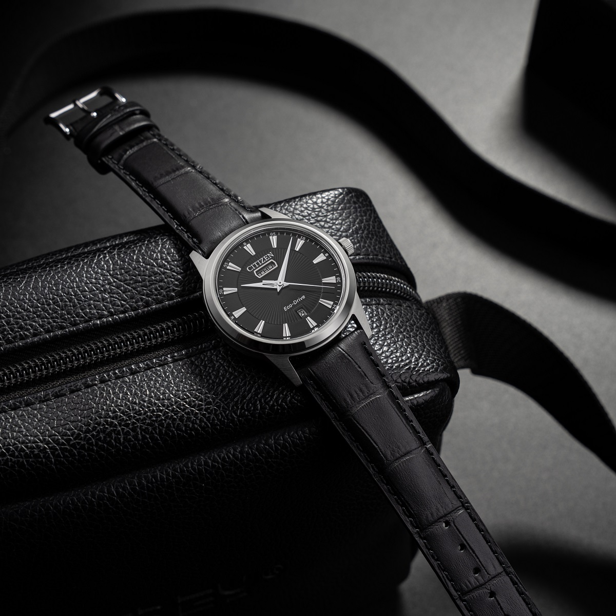 Đồng hồ Citizen Eco-Drive AW0100-27E với chất liệu dây da êm ái.
