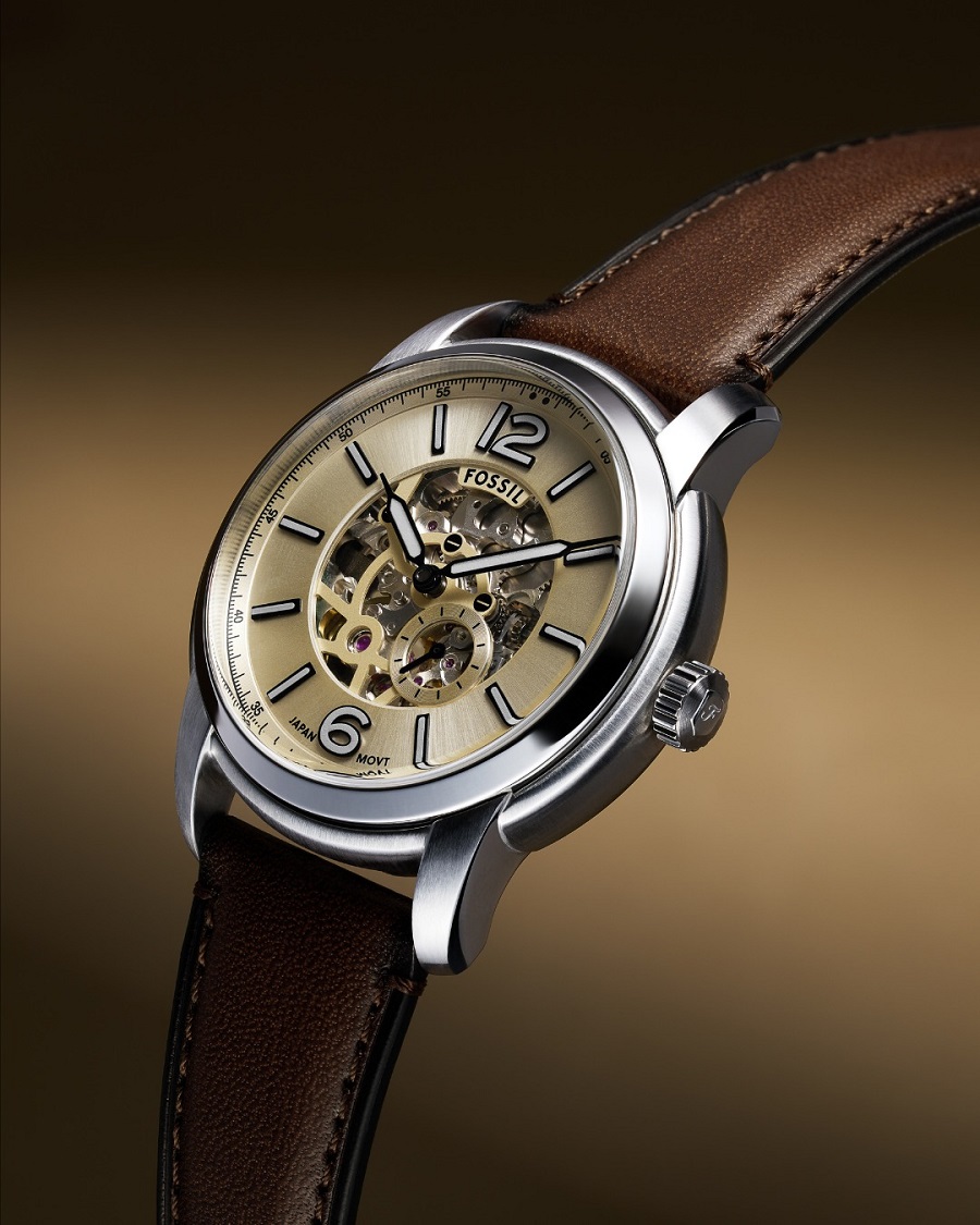 Trên tay chiếc đồng hồ lộ cơ của thương hiệu Fossil, minh chứng cho chất lượng vượt trội