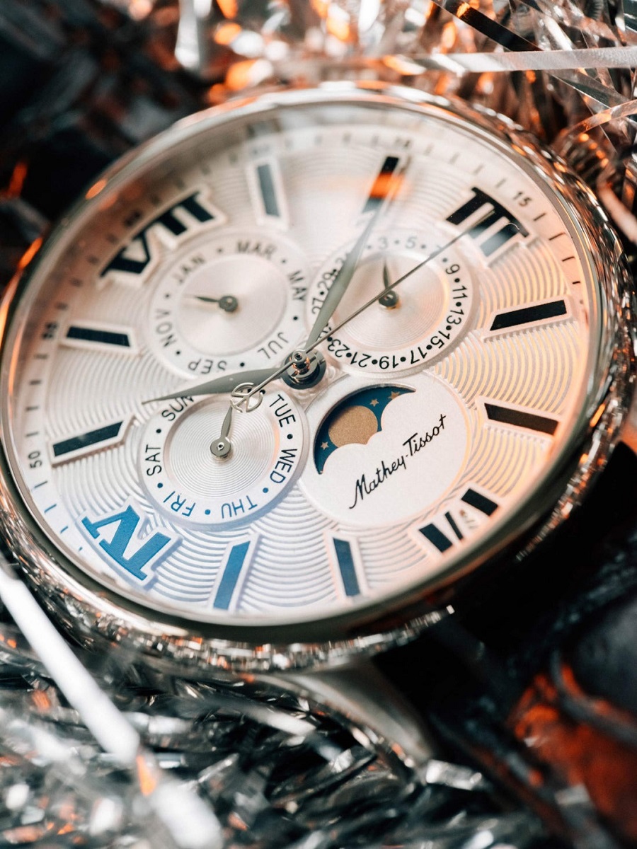 Ảnh chụp thực tế và cận cảnh mặt số đồng hồ Mathey-Tissot