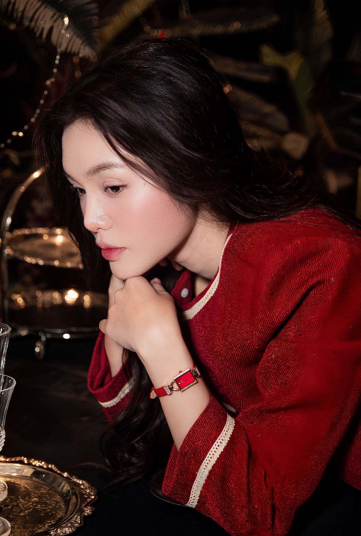 Đồng hồ nữ màu đỏ thu hút sự chú ý từ mọi người 