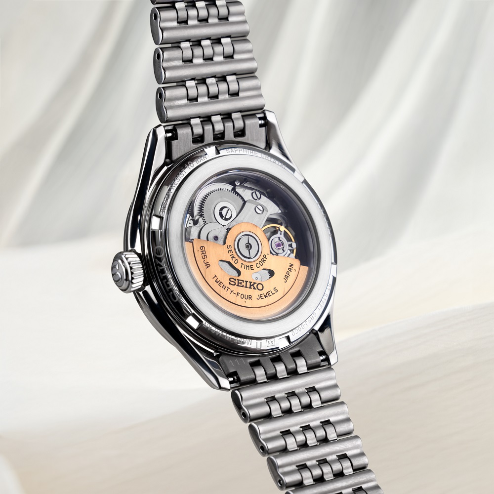 Chiếc đồng hồ Seiko đã được lắp ráp hoàn thiện tại nhà máy