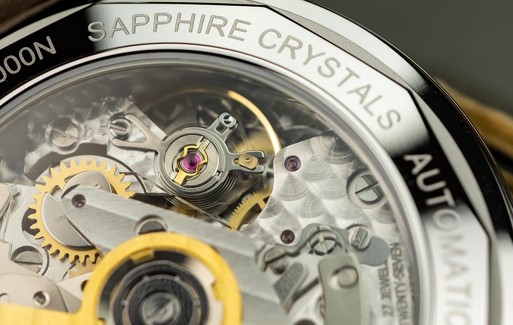 Nhìn thẳng vào bộ máy, bạn sẽ thấy Rotor mạ vàng và các đường vân Geneva Stripes được hoàn thiện cực kỳ tỉ mỉ