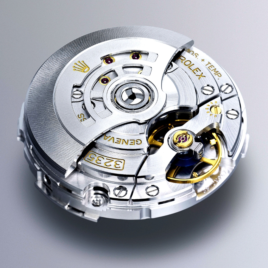 Bộ máy Caliber 3235 đạt tiêu chuẩn Superlative Chronometer