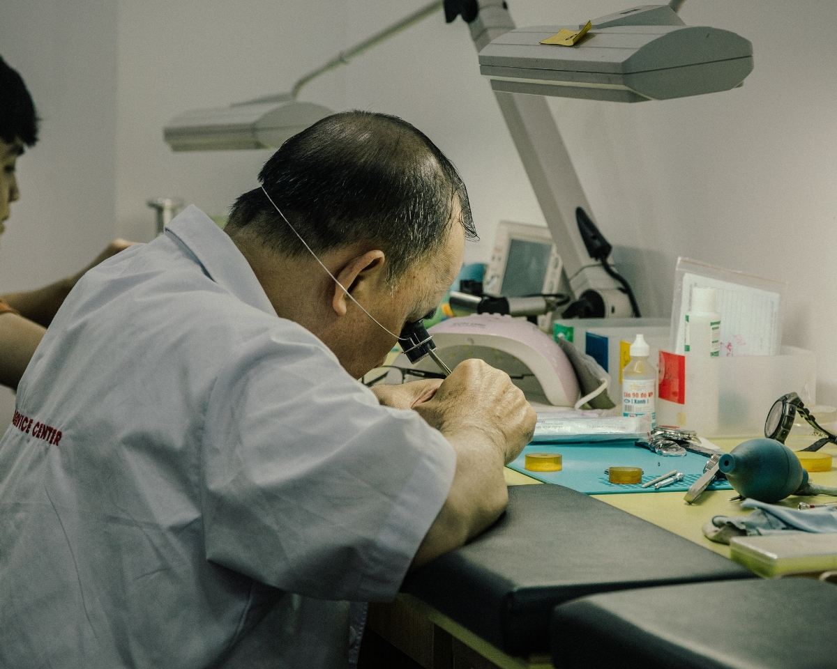 Mua đồng hồ Citizen nữ mặt tròn đính đá máy Quartz tại Đồng Hồ Hải Triều miễn phí thay pin trọn đời.