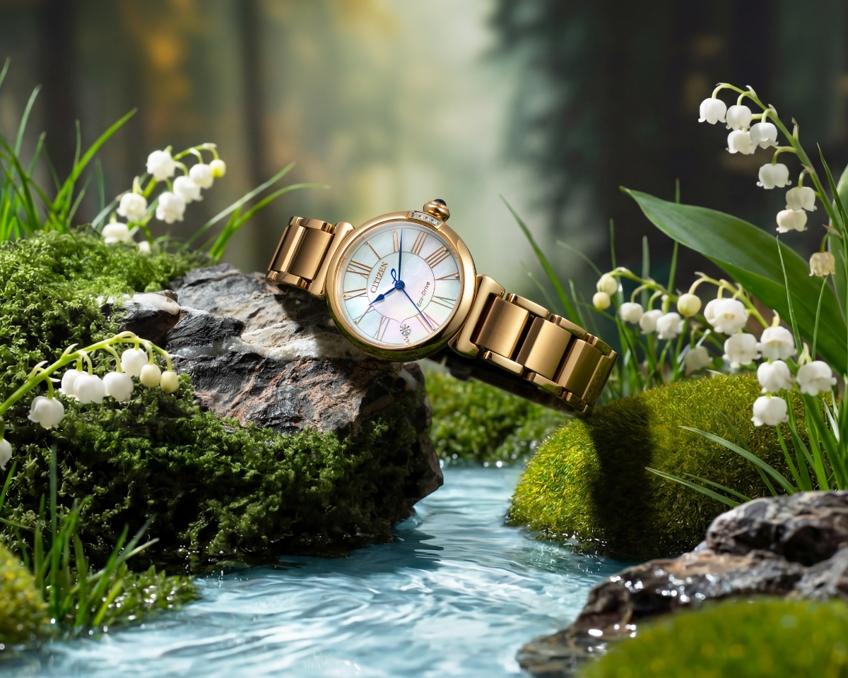 Citizen L Round EM1063-89D có 4 viên đá nhỏ đính ở góc 3 giờ.