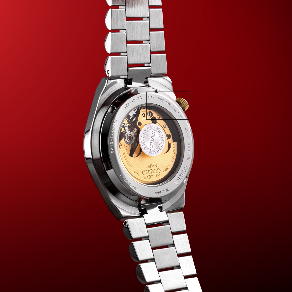 Bạn nhìn vào mặt đáy (Caseback), hãng thường khắc chữ "Sapphire".
