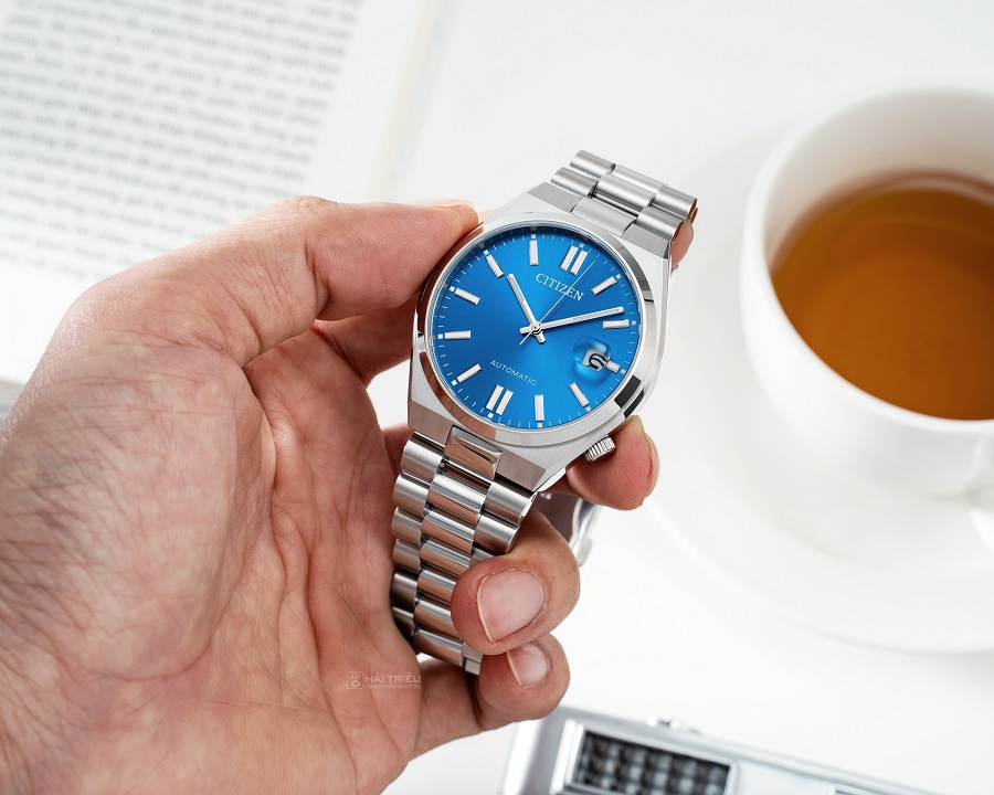 NJ0158-89L - Bản giới hạn màu xanh Glowing Blue kết hợp với Viện Pantone.