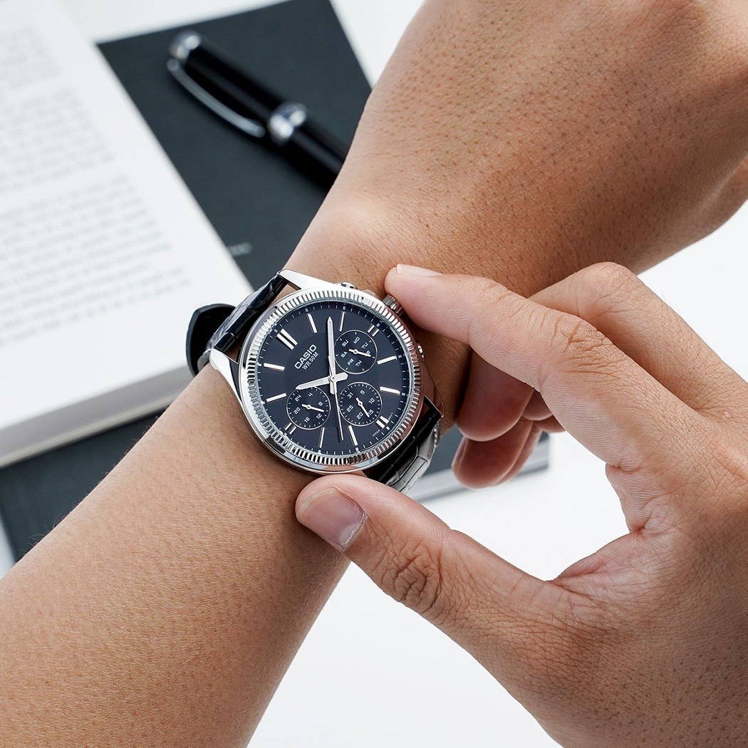Trên tay là mẫu đồng hồ Casio màu đen dây da