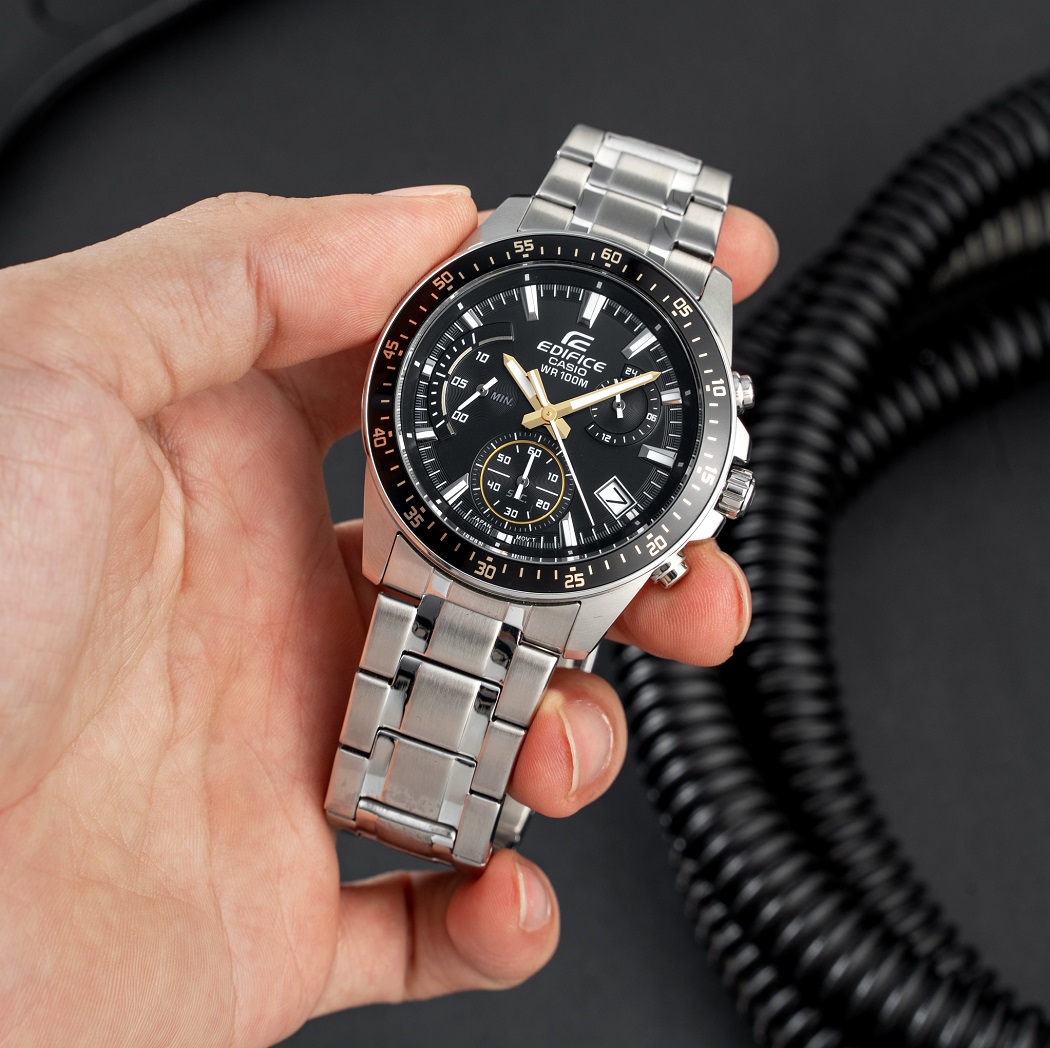 Đồng hồ Casio màu đen dây kim loại
