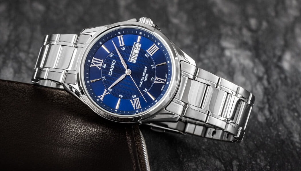 Đồng hồ Casio màu xanh dương dây kim loại