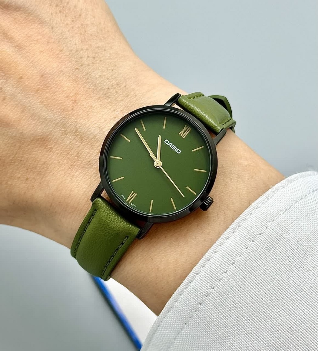 Trên tay là mẫu đồng hồ Casio màu xanh lá cây