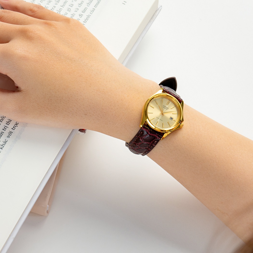 Đồng hồ Casio nữ dây da mặt tròn màu nâu vàng