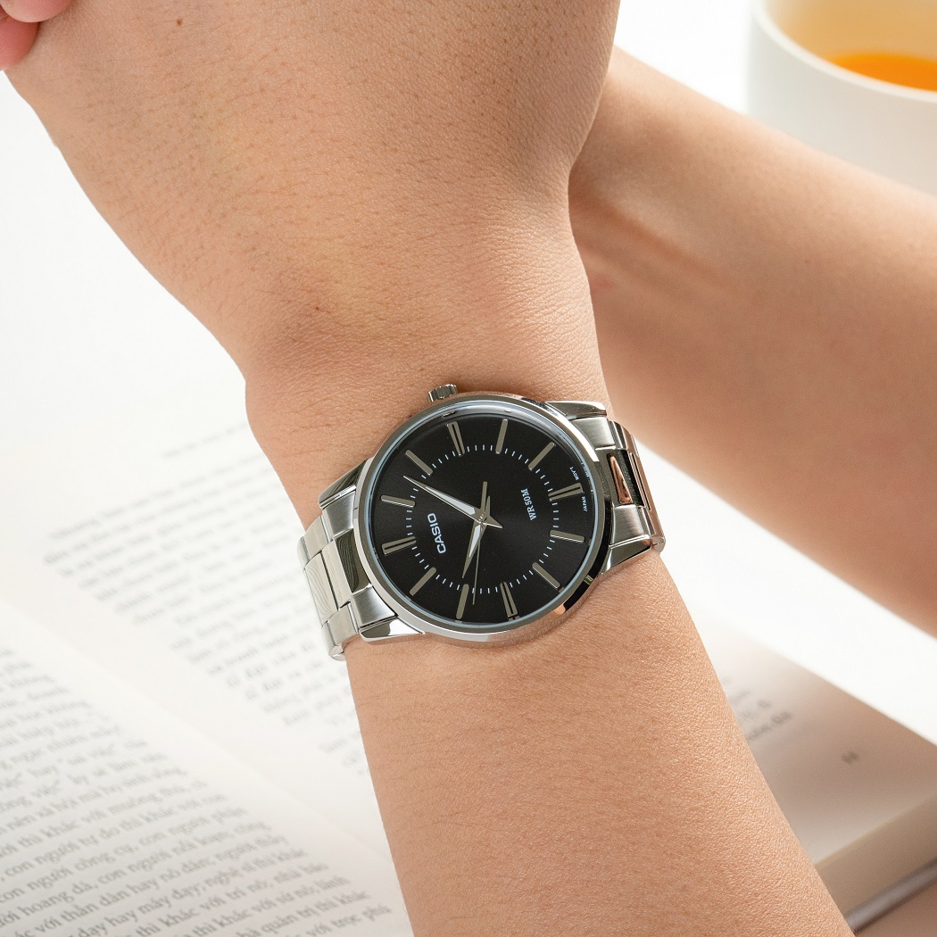 Trên tay là mẫu đồng hồ siêu mỏng dành cho nam: Casio MTP-1303D-1AVDF