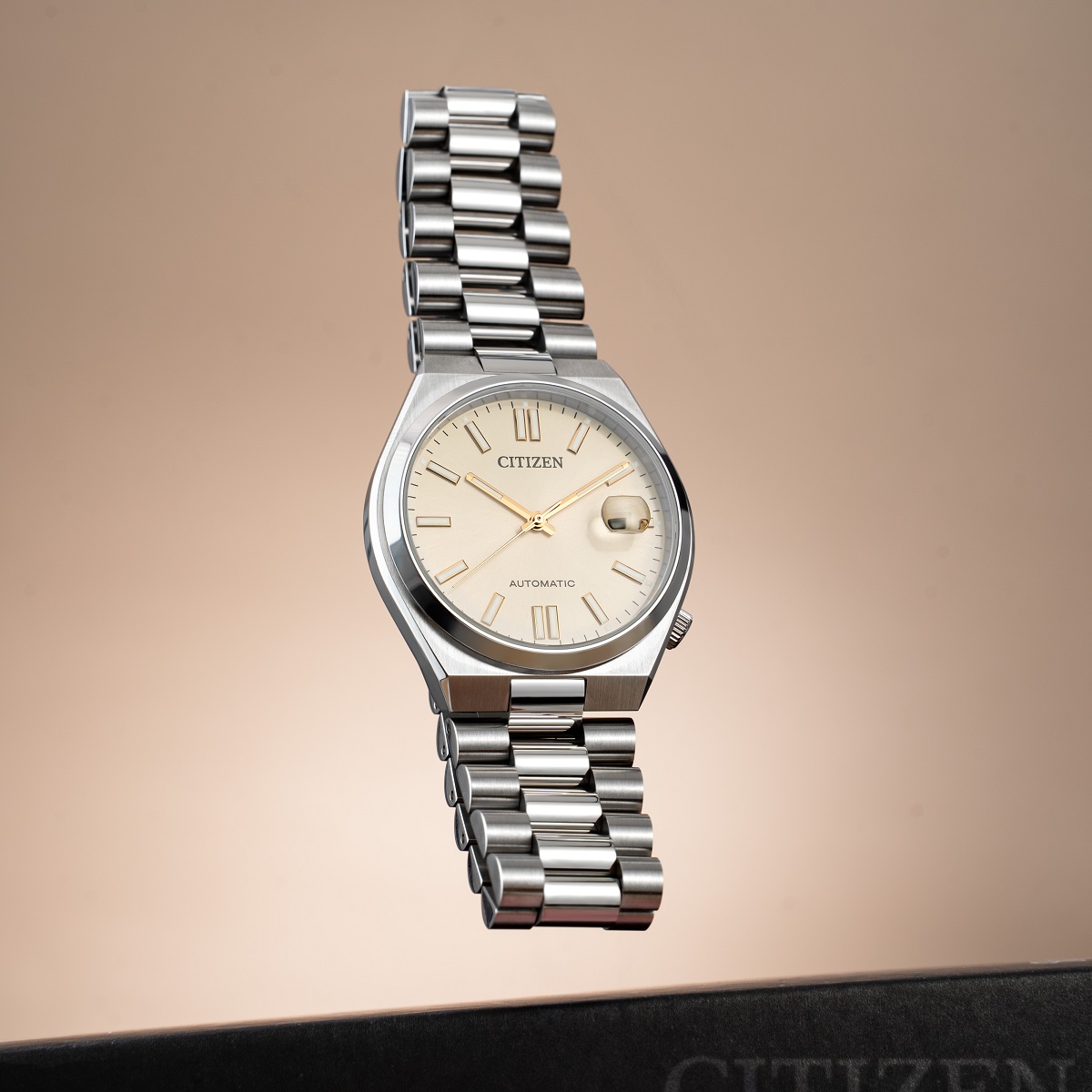 kính sapphire trên đồng hồ Citizen nam chống xước cao hơn kính khoáng thường