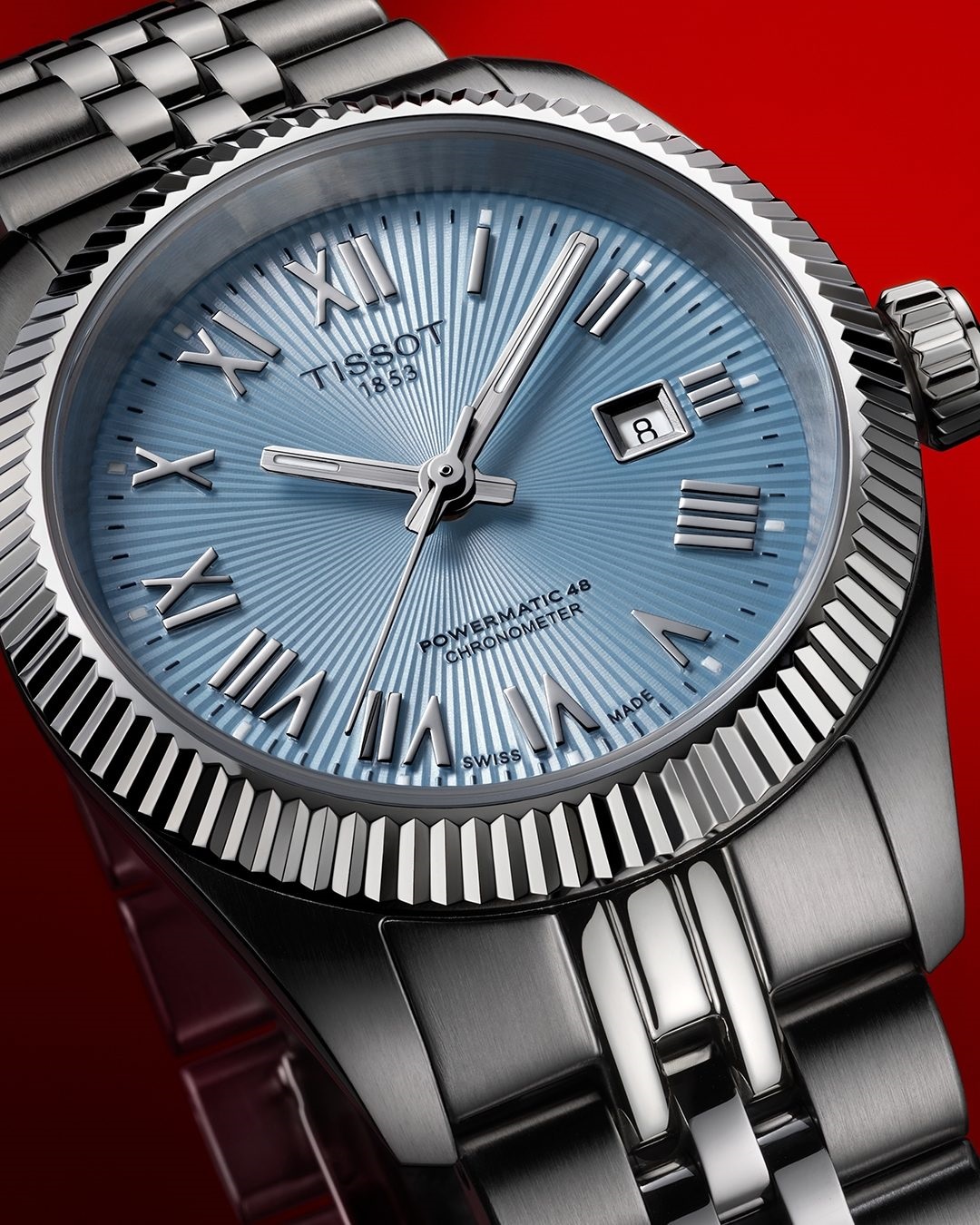 Nhìn thẳng vào góc 6 giờ, bạn sẽ thấy dòng chữ "Swiss Made" - Biểu tượng của chất lượng, độ chính xác và giá trị nhận diện xã hội trên toàn cầu