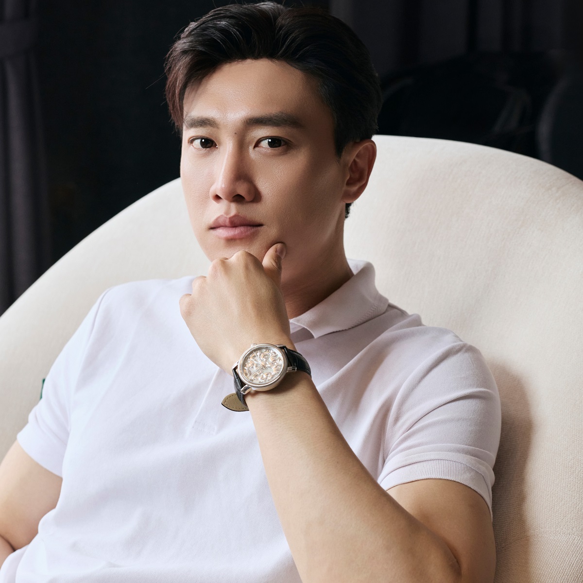 Diễn viên Quốc Trường đang đeo đồng hồ KOI Bát Mã K009.401.63.2.05.3.04 trên tay - Ảnh: 1