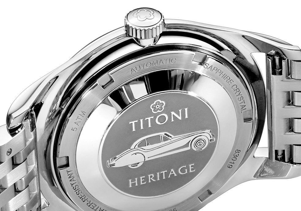 Mặt sau được trang trí bằng hình ảnh một chiếc xe hơi thanh lịch và uyển chuyển. Nó không chỉ tượng trưng cho các yếu tố thiết kế của thời kỳ đó, mà còn cả tâm trạng hưng phấn sau Thế chiến II