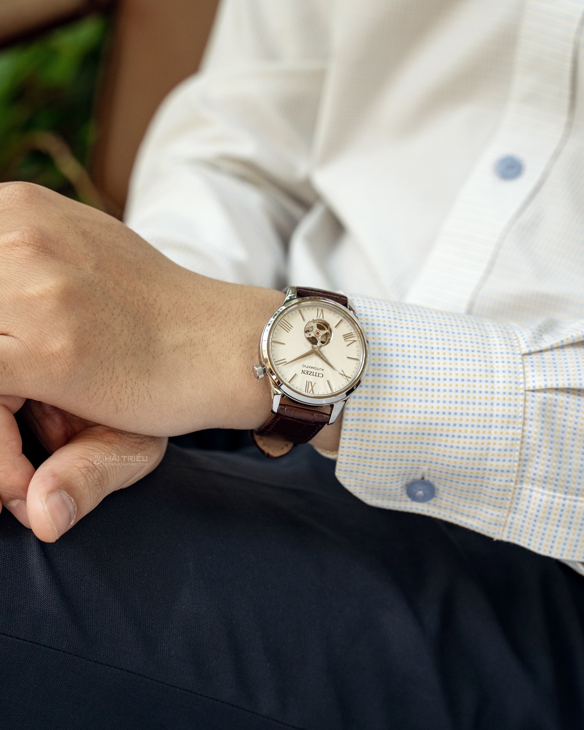 Trải nghiệm đeo Citizen dây da NH9130-17A nhẹ nhàng, thoải mái