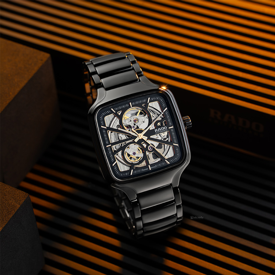 Cận cảnh kiểu dáng Monobloc độc đáo của Rado True Square