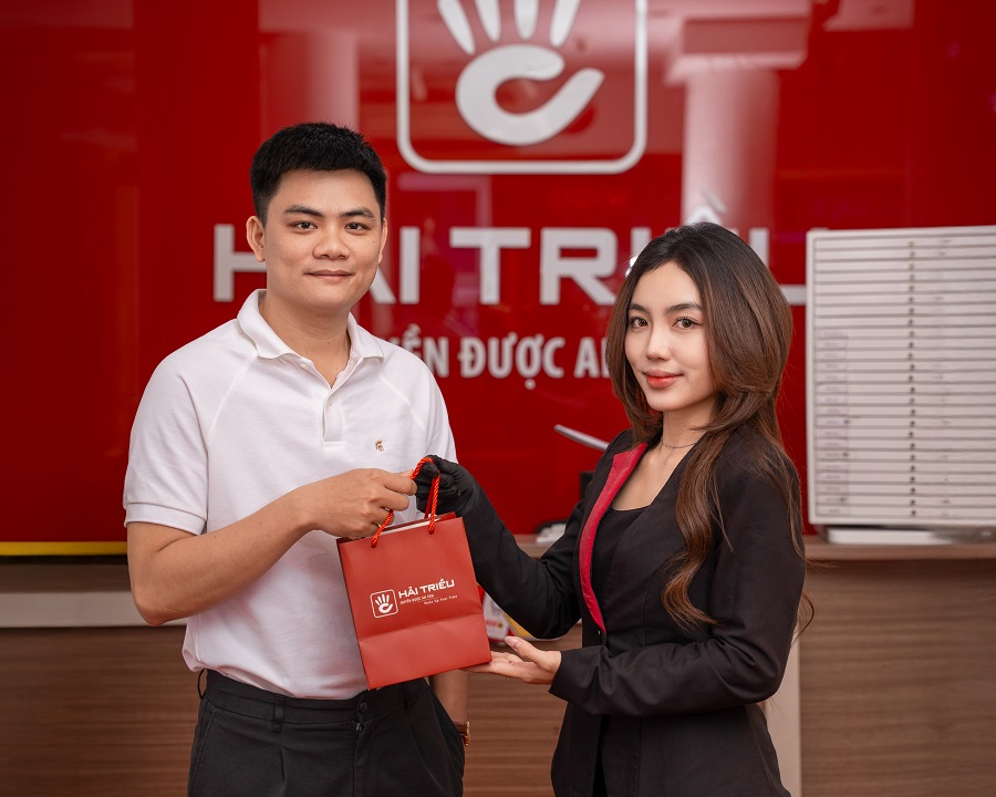 Khách hàng đang mua đồng hồ và được tư vấn về chính sách bảo hành