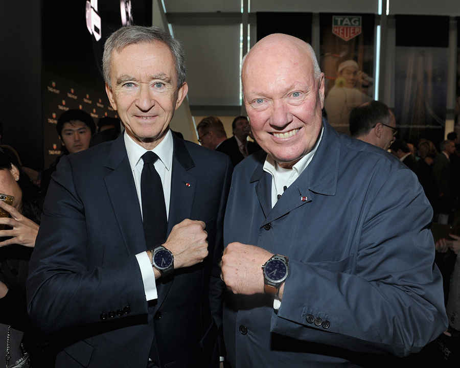 Bên trái là "ông trùm" LVMHBernard Arnault và bên phải là Jean-Claude Biver (Ảnh của Craig Barritt/Getty Images for Tag Heuer)