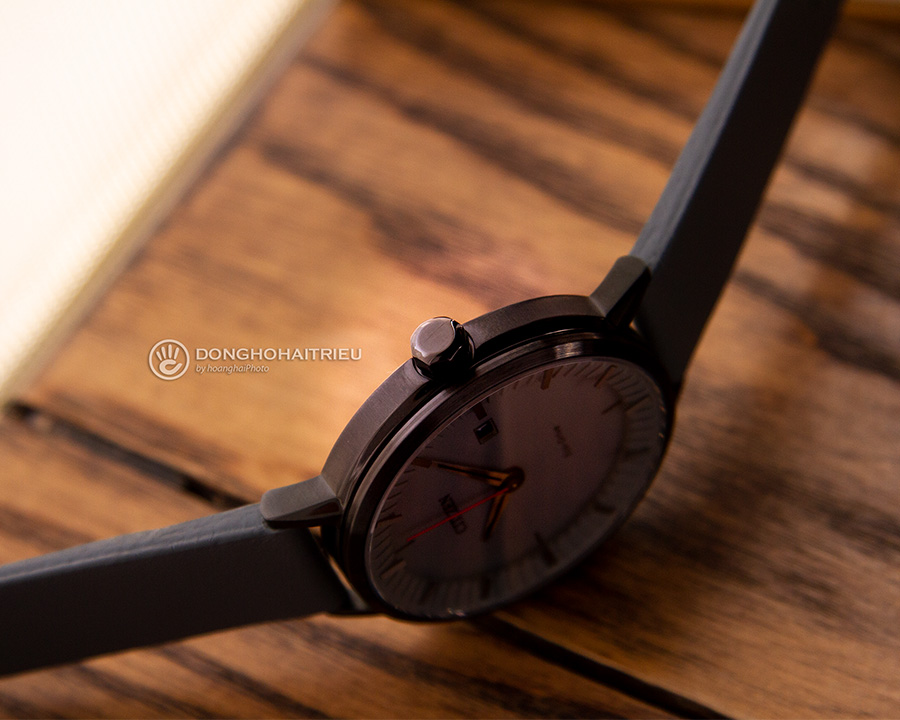 Kéo núm điều chỉnh ra và tiến hành thực hiện chỉnh giờ Citizen E111