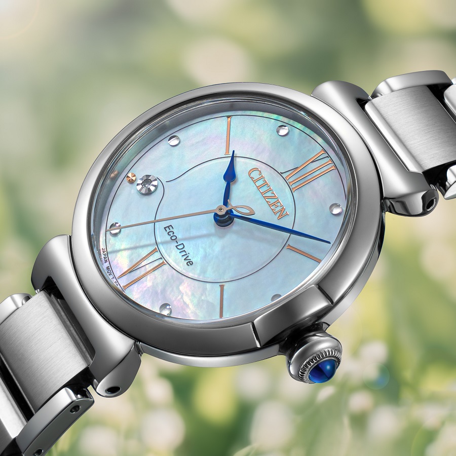 Mẫu Citizen L Round EM1070-83D nữ với mặt xà cừ, hãng đã nỗ lực tạo ra nhiều chất liệu mặt số đẹp có thể cho phép ánh sáng xuyên qua