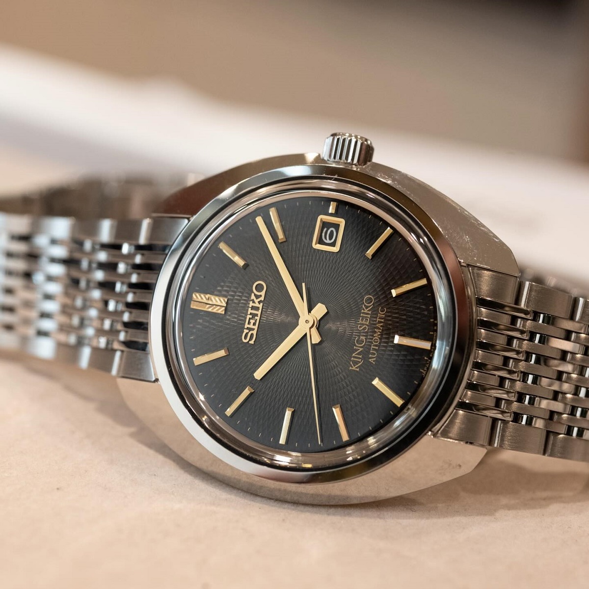 https://image.donghohaitrieu.com/wp-content/uploads/2026/02/dong-ho-king-seiko-sje121j1-phien-ban-gioi-han-800-chiec-7.jpg