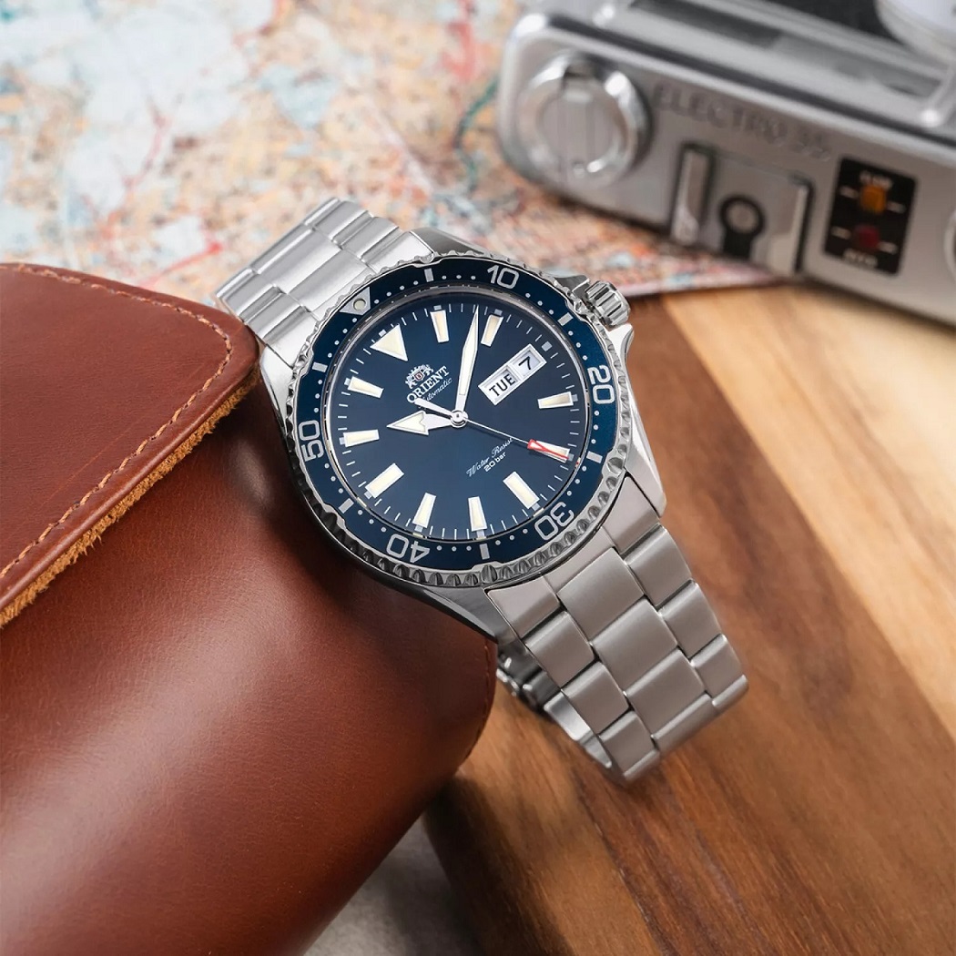 Orient Kamasu lấy cảm hứng từ bộ hàm sắc nhọn của cá nhồng đại dương, thể hiện qua thiết kế bộ kim hình răng kiếm (Arrow & Sword hands)
